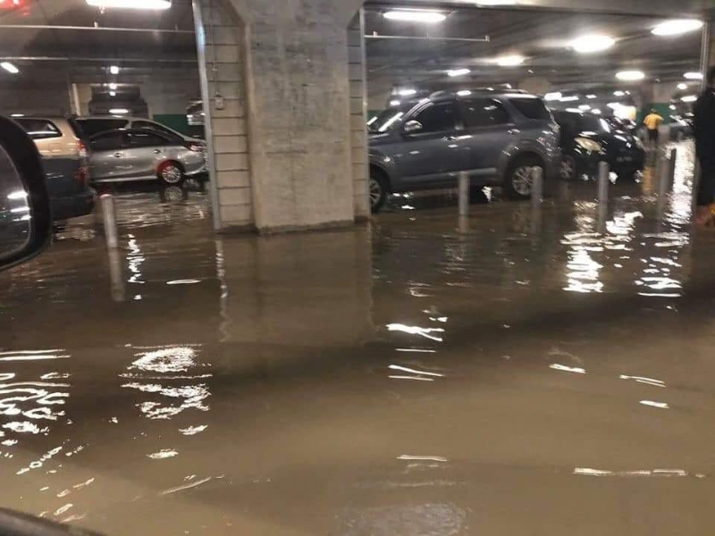 星期日下午的豪雨导致蕉赖宜家的停车场变成一片汪洋。