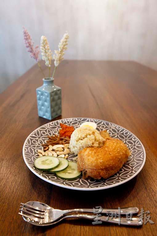 Nasi Lemak Ayam Goreng／RM20：炸鸡外皮香脆，肉质软嫩可口，厨师以烘烤的方式做出来的花椰菜饭，口感较干爽，且有清新的班兰叶香气 。