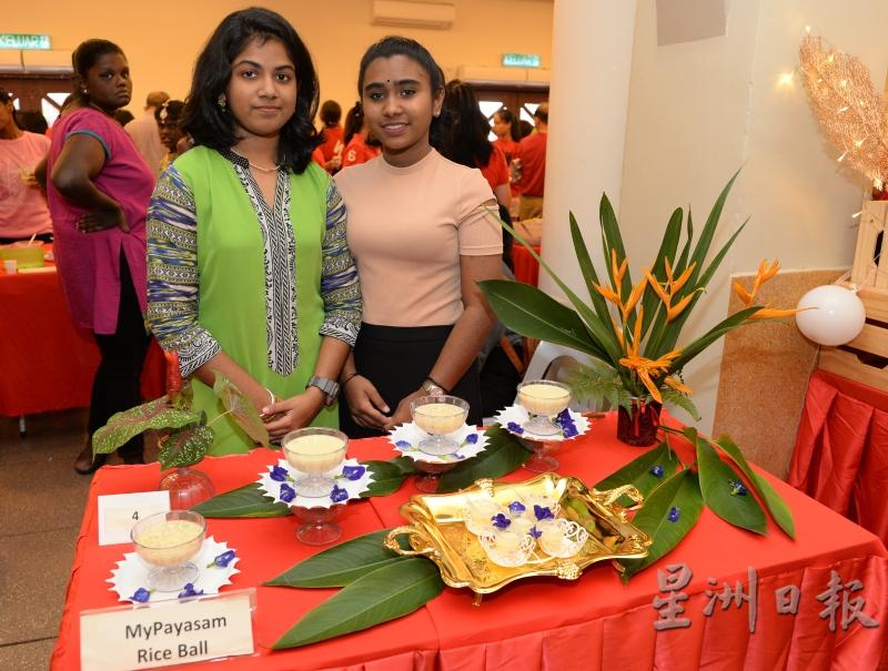 印裔同胞茜帝拉娜（左起）及丽莎莉妮在印度米布丁中加入汤圆，让大众品尝中华与印度文化结合的奥妙。