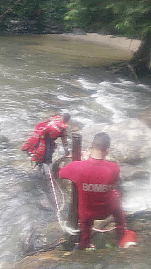 消拯员准备到湍急河流到对岸救人。