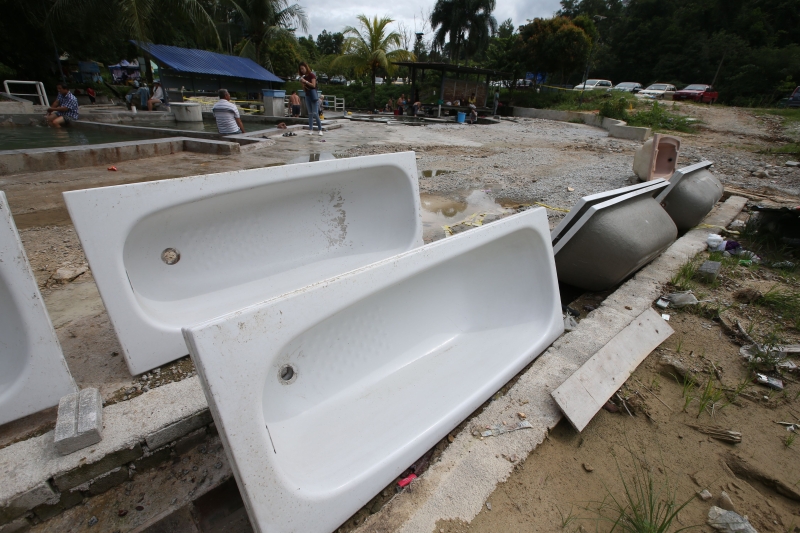 市议会早前已将由民众自行建设的浴缸拆除，并将会在委任承包商后开始动工。