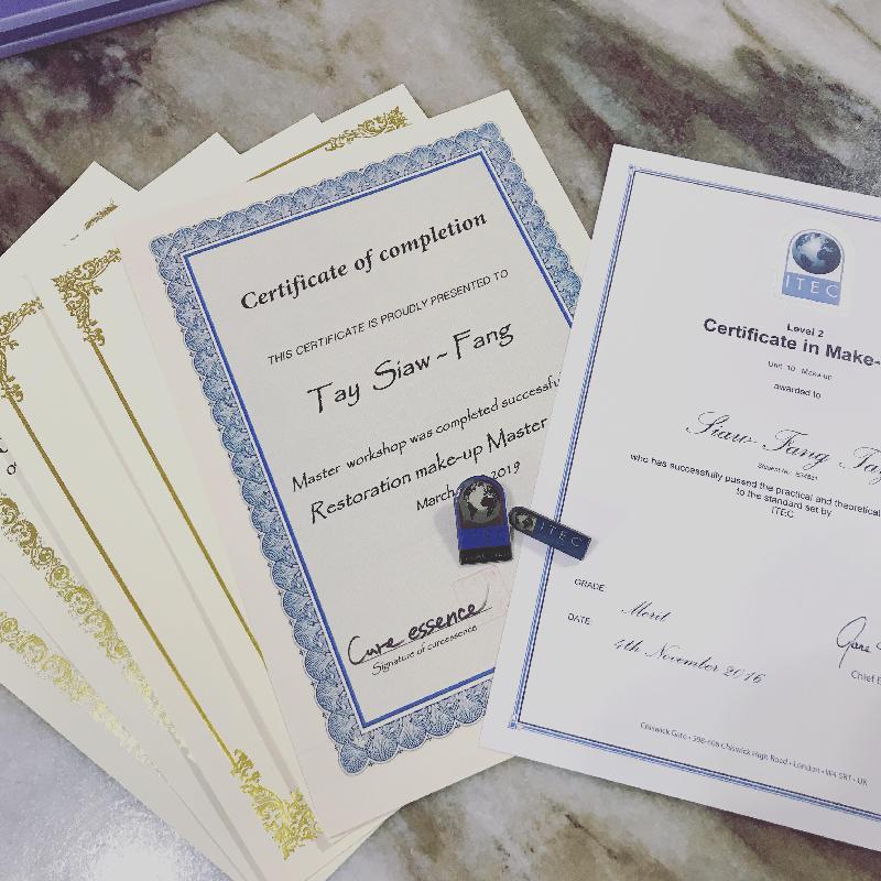 郑小芳所使用的化装品,由于用途特殊,因此,有些化装品需经过特别调制
郑小芳所使用的化装品,由于用途特殊,因此,有些化装品需经过特别调制