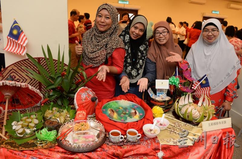阿玛丽娜 （右起）、刘美凤与巫裔同胞带来马来传统美食，也一同参与准备汤圆。