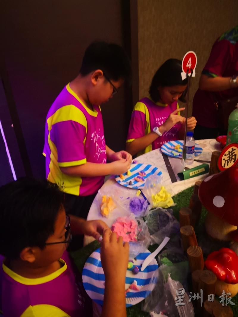 参赛的小学生专心努力制作创意汤圆。