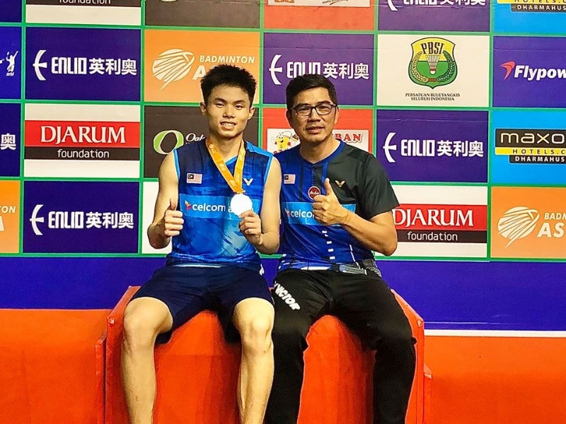 贺首维（左）赢得17岁以下亚洲青年羽球赛男单冠军，赛后他与教练关义明合照留念。（关义明个人脸书照片）