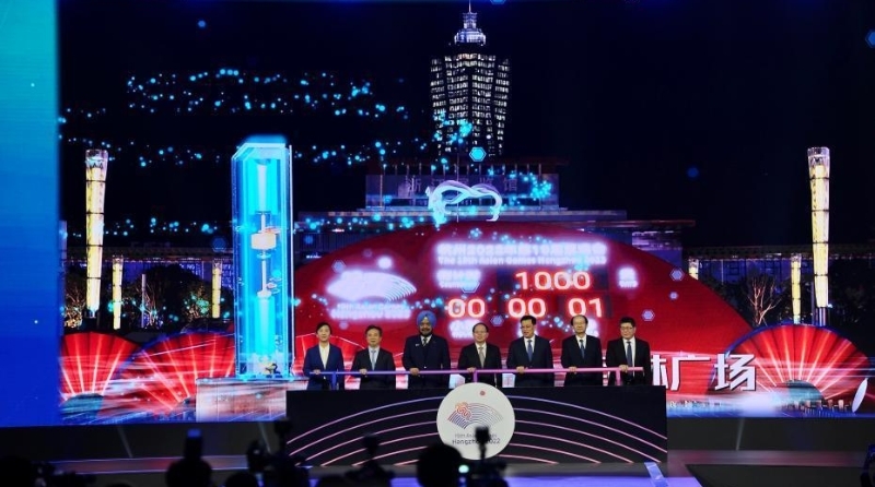 杭州亚运会倒计时1000天活动在杭州奥体博览城网球中心“小莲花”举行，杭州亚组委也在现场公布了2022亚运会主题口号“Heart to Heart, @Future”（心心相融，@未来）。