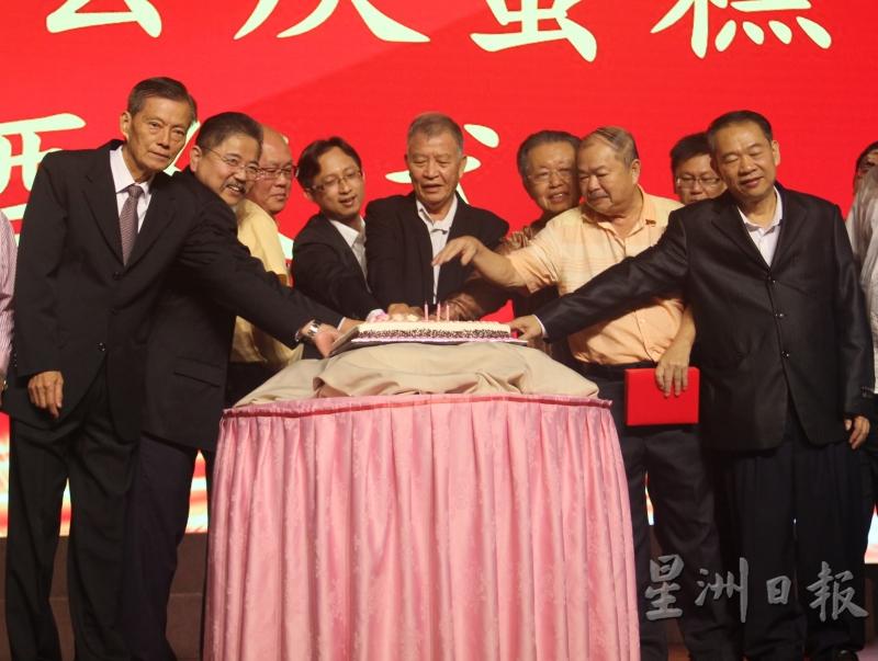 黄添财（左起）、萧庆璋、林金钻、陈贤纬、郭枚翰、刘兴添、杨叔兴及连文松，一同进行切蛋糕仪式。