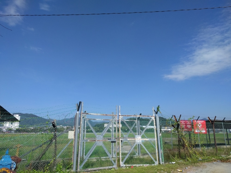 飞机跑道中断了峇都茅新路和过山的连接。