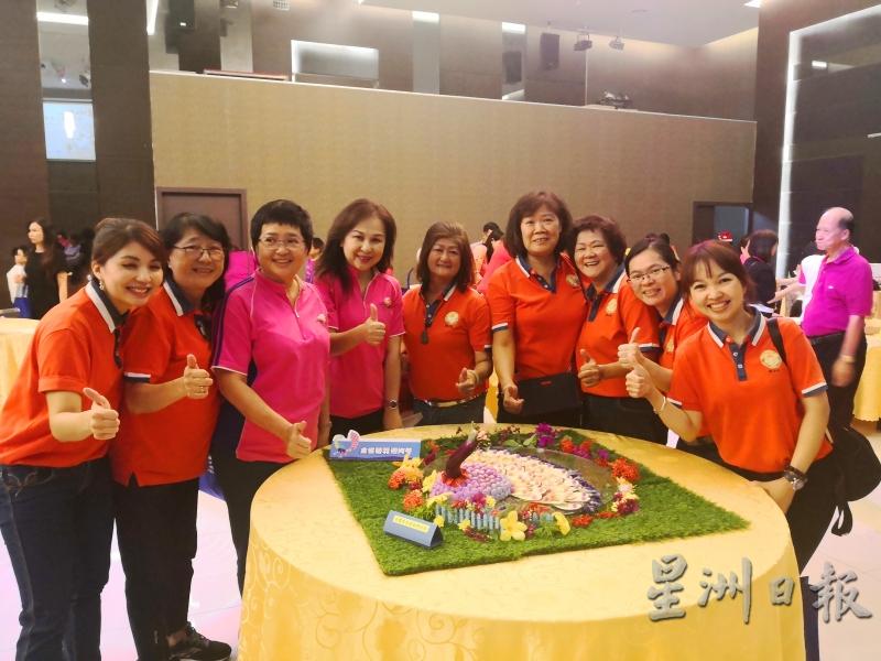 赢得搓汤圆及创意汤圆摆设比赛公开组冠军的居銮广西会馆妇女组成员合影；左三为李梅。