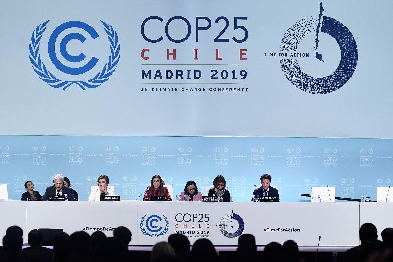 2019年联合国气候变化大会主席、智利环境部长卡施密特（中）星期日在闭幕会上讲话。（图：法新社）