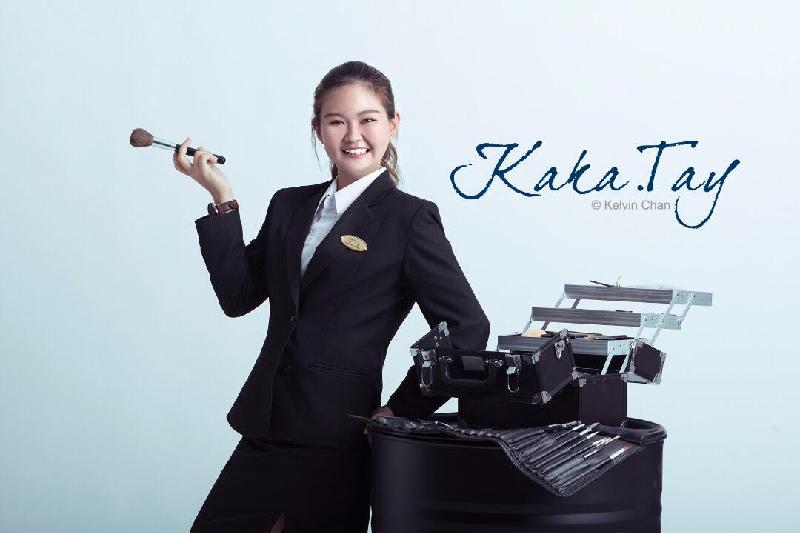 郑小芳选择担任大体化装师,虽然被视为一种特殊行业,她怀着崇敬心态,努力作好本份,让亡者走得安祥、自然及端庄,充分体会到这项职业的伟大及崇高。
郑小芳选择担任大体化装师,虽然被视为一种特殊行业,她怀着崇敬心态,努力作好本份,让亡者走得安祥、自然及端庄,充分体会到这项职业的伟大及崇高。