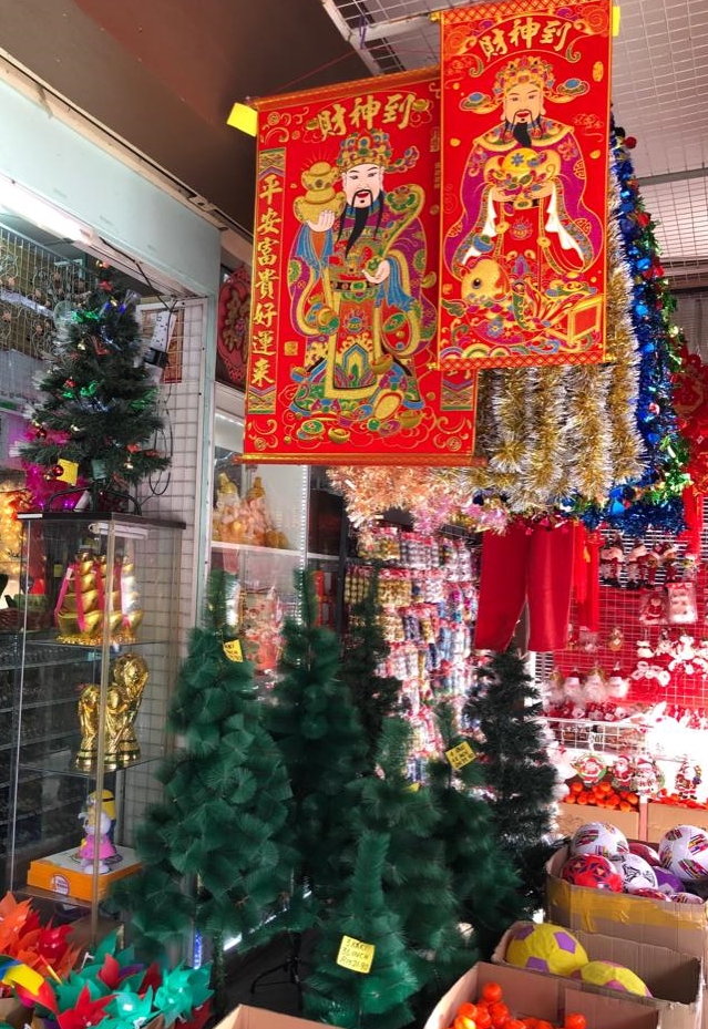 圣诞节饰品还在销售中，农历新年饰品已经陆续上架。