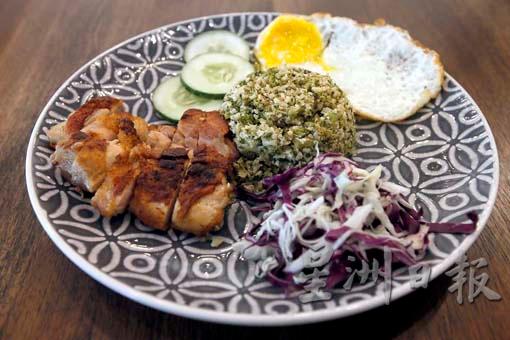 Brocoulirice Chicken Chop／RM20：鸡饭是马来西亚人不可少的主食，生酮饮食也少不了它。以绿花椰菜碎和白花椰菜碎取代米饭，吃饭的同时也在吃菜。