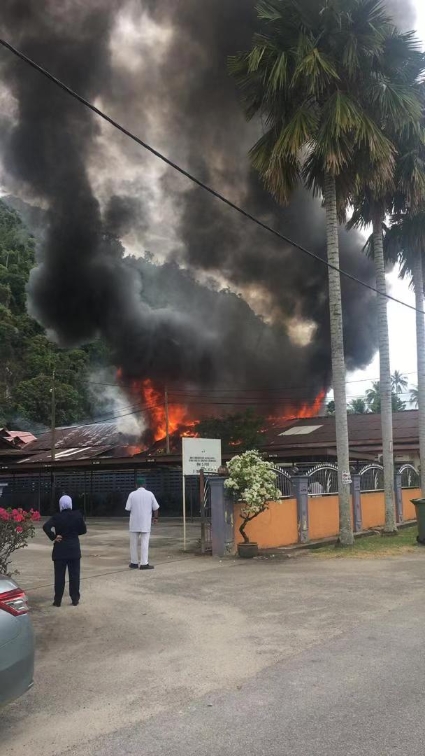 火场非常靠近华玲县诊所，庆幸该诊所未被大火殃及。
