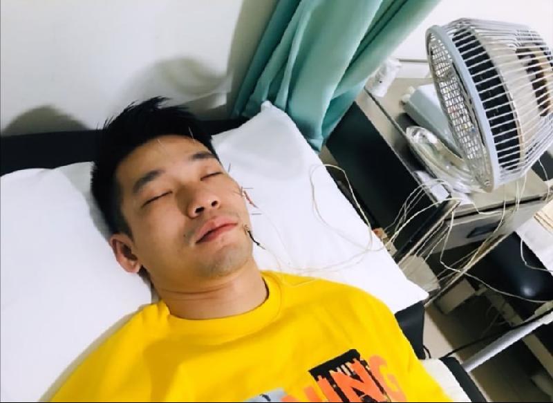 陈炳顺在个人社交网站贴上他以针灸治疗的照片。（陈炳顺Instagram照片）