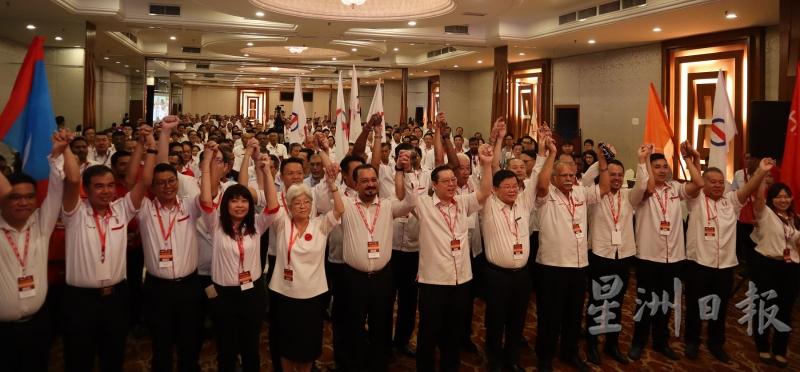 槟州行动党常年代表大会开幕，领袖们手拉手、展现团结精神。