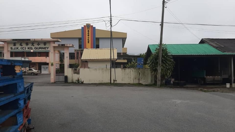 乌鲁音峇鲁葛尼华小校外挂放的横幅，被拆下后已消失无踪。（取自脸书）