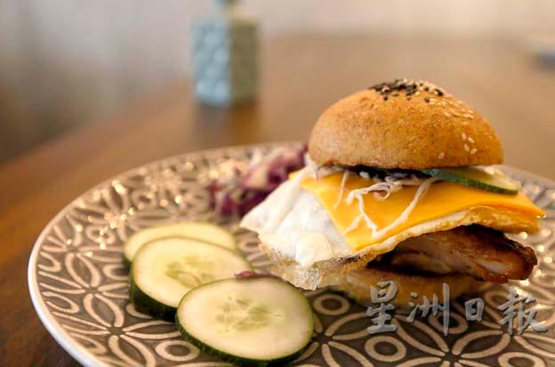 Grilled Chicken Burger／RM25：无骨鸡二度用姜、蒜、鱼露等腌制一天后香煎，加入以杏仁粉和椰子粉做成的、口感扎实的餐包。