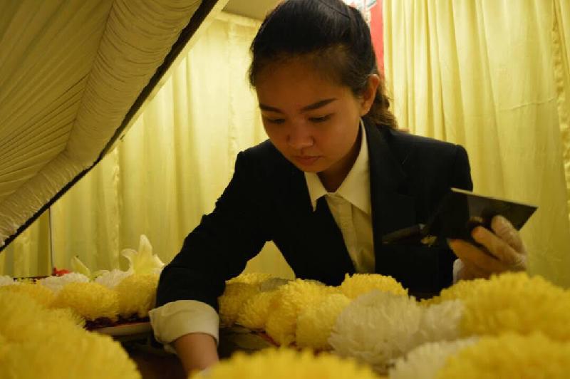 郑小芳自小就已清楚,自己选择了一份非常不一样的志业,将来想当大体化妆师,如今她得以圆梦,并努力落实这份志业。
郑小芳自小就已清楚,自己选择了一份非常不一样的志业,将来想当大体化妆师,如今她得以圆梦,并努力落实这份志业。