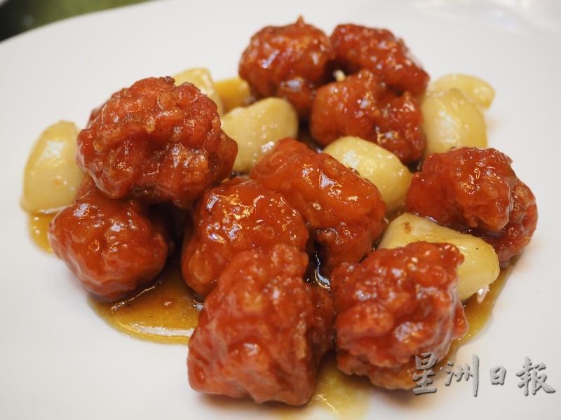 中国福州荔枝肉使用的是红曲，展现红润色泽。