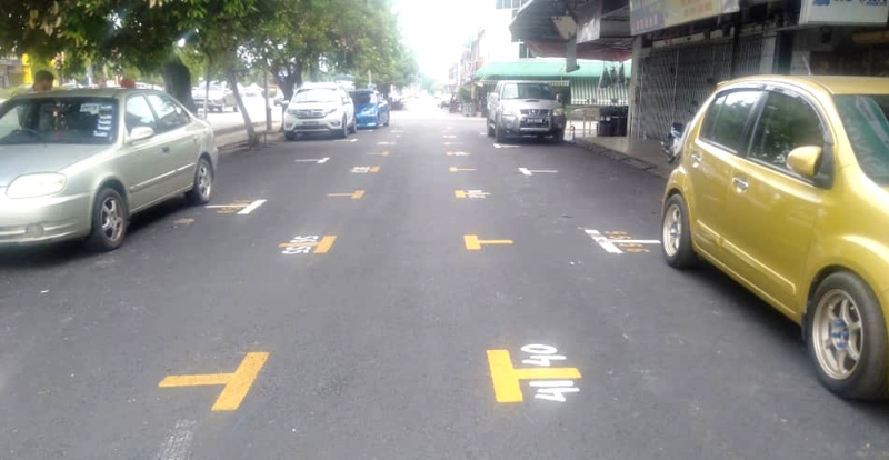 黄色的新档口格子画好后，可见道路中央的人行道宽度只有大约3呎，恐影响消费者选购兴致。