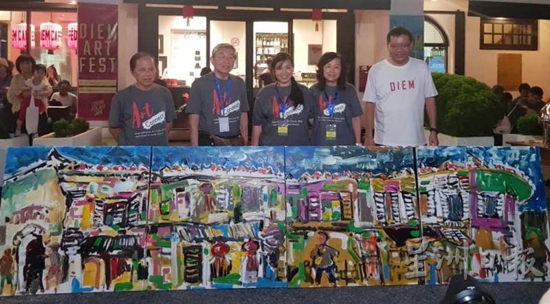 由画家们携手完成的画作，赠给庄伟松（右），左起是吉北艺术协会副会长李俊贵、龚明金、活动总策划翁小评及王秀丽。