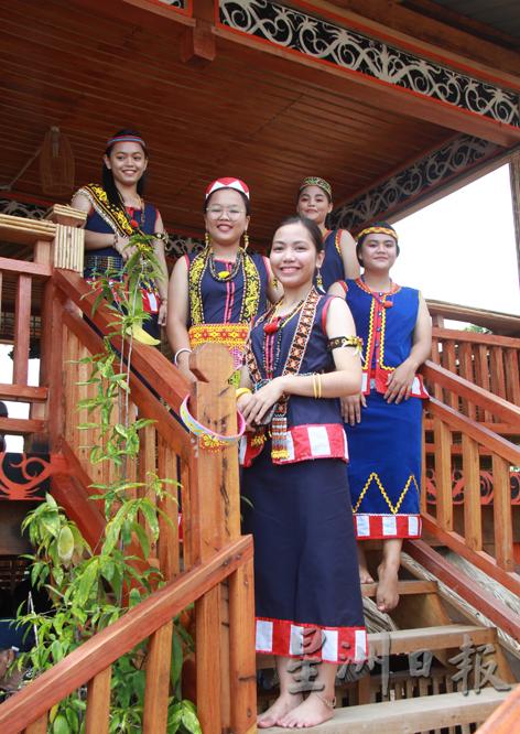 武吉女孩穿着“Jovon”蓝色传统服装，与其他乌鲁人的风格完全不同。