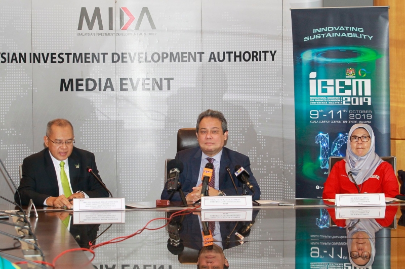 阿兹曼（中）指出，今年首9个月MIDA批准了374项总值28亿6000万令吉绿色工艺计划，左为三苏，右为MIDA执行董事罗丝丽娜。