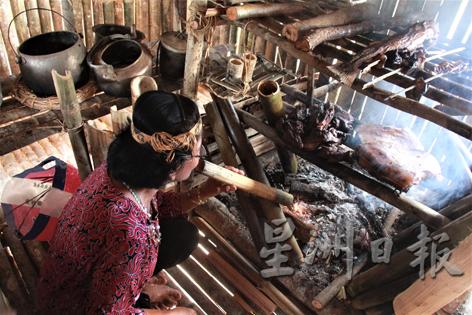 加央人的厨房，所有烹饪器材都是用竹制成。