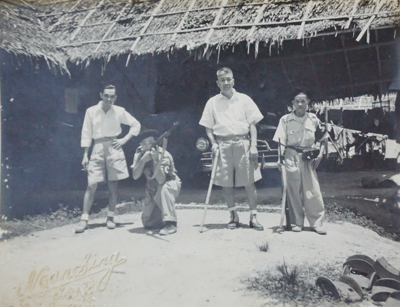 丘才幹如今仍保留著父亲丘乔（左三）部分旧照，图为其中一张。
