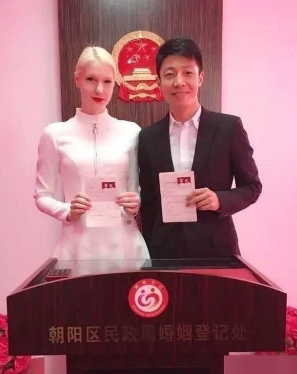 撒贝宁和老婆李白2016年于武汉结婚。　