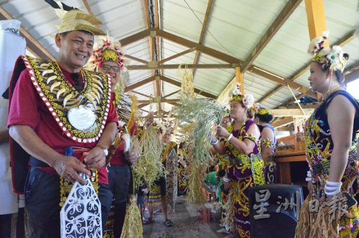 唱诵与舞蹈是加央人少不了的传统活动，载歌载舞围绕整个长屋。