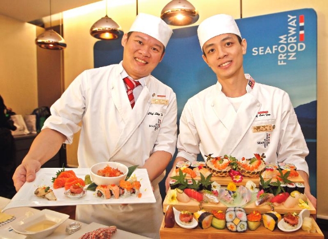身为寿司师傅，戴坤祥（左）和叶伟良皆认为，顾客的满意度才是他们最大的成就。