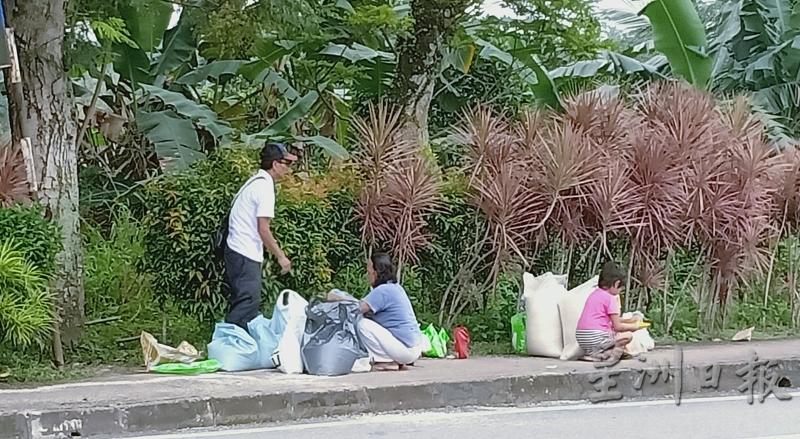 民众以塑料袋及盘装米后，将一袋袋的米放在路边。