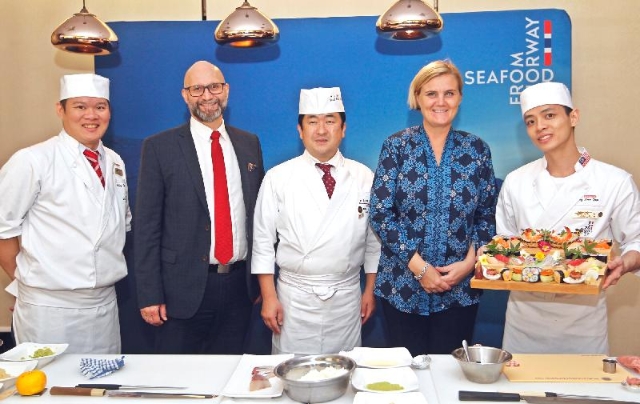 挪威海产推广协会东南亚区总监Asbjorn Warvik Rortveit（左二）说：“挪威三文鱼一直是日本料理中非常重要的一部分，它是大马寿司浇头的首选。每年我们都会与世界寿司技术研究所一起举办全球寿司学院。挪威海产推广协会致力于提高寿司师傅们技巧和安全食品处理的水平。”左一为戴坤祥，右起为叶伟良、挪威驻马大使Gunn Jorid Roset和小川洋利。