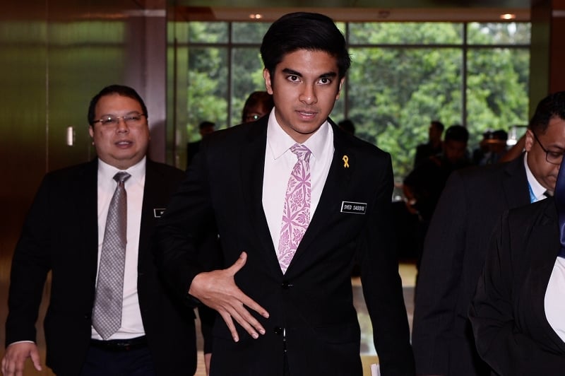 赛沙迪带伤出席青年峰会刚动过割除盲肠手术的青体部长赛沙迪（中），带伤出席2019年吉隆坡青年峰会并主持开幕仪式。该项配合2019年吉隆坡峰会的青年大会，邀请多个来自伊斯兰国的青年事务部长和代表团出席，并将与首相敦马哈迪举行对话会。