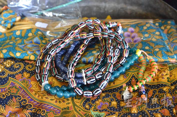 献给神明布岸的彩珠与布匹。加央人将彩珠视为传家之宝，拥有罕见珠子也代表着身分与地位不凡。