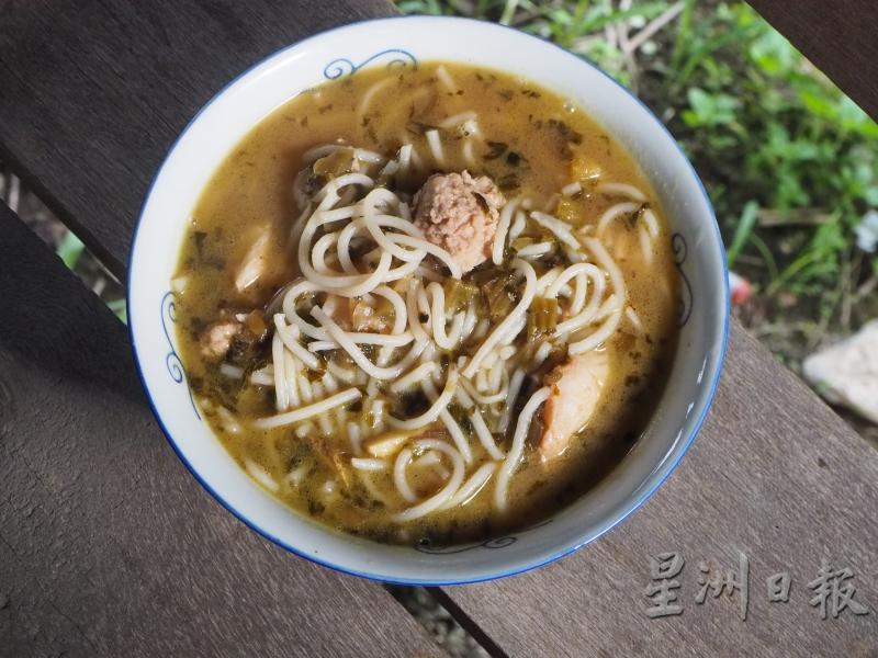 在诗巫吃得到糟菜粉干，这是福州闽清的知名食物。