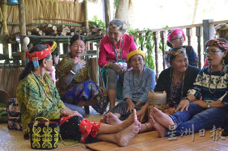 印尼加央的头箍是用布制成的，男女一样佩戴彩布头饰。
