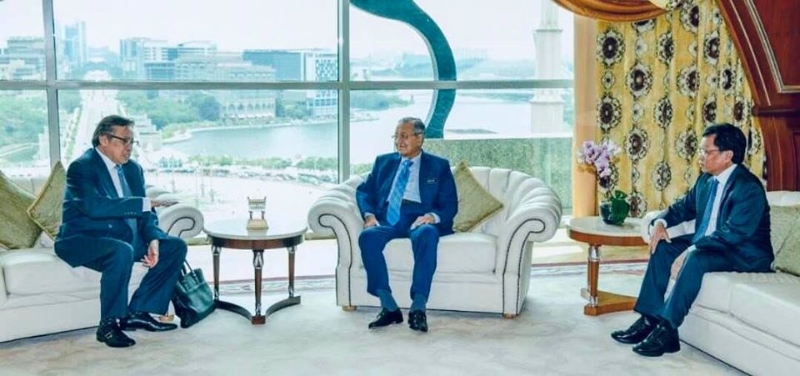 马哈迪（中）在其办公室，会见了阿邦佐哈里（左）及沙菲益阿达（右）。