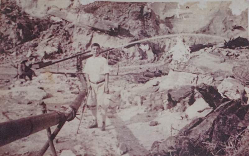 丘乔当年视察矿场时的情景。