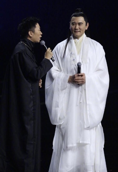 59岁的赵文瑄（右）时隔20年再次扮演《大明宫词》中的经典薛绍一角，却被嘲和之前的形象“胖若两人”。
