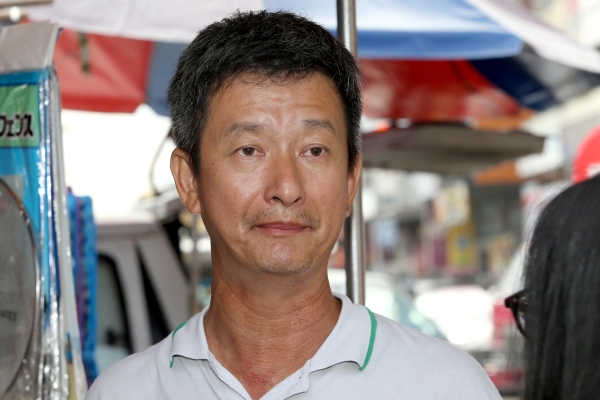 林敬发:摊位抽签仪式结束后,有约40%的小贩不满意自己抽到的位置,因此接下来数日大家都会忙着更换位置。 林敬发:摊位抽签仪式结束后,有约40%的小贩不满意自己抽到的位置,因此接下来数日大家都会忙着更换位置。