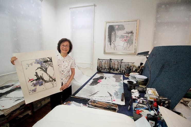李碧莲退休后潜心作画，首开个展希望以画会友。