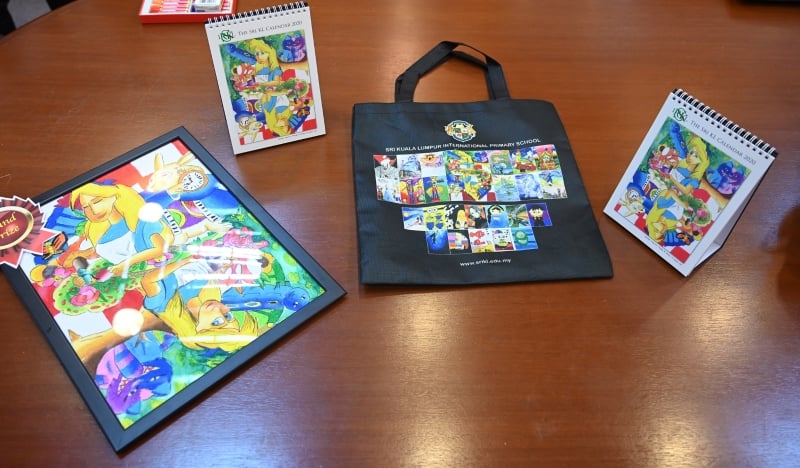 校内有部份周边产品都印上叶恩彤冠军的作品，包括环保袋和日历。