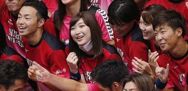 池江璃花子（左二）在今年9月还曾亮相日本国内赛的现场，为选手们加油打气。
