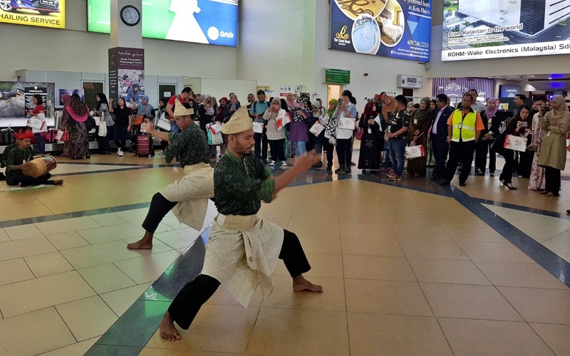 大会以马来传统乐品演奏及马来武术演出，迎接首航乘客。