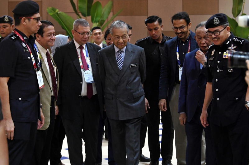 马哈迪（中）亲自巡视吉隆坡峰会现场的准备工作，确保这项在19日迎来自全球伊斯兰国家领袖与代表出席的峰会能顺利进行，共同讨论对伊斯兰“去恐惧化”。陪同出席者包括外交部长赛夫丁（左三）。