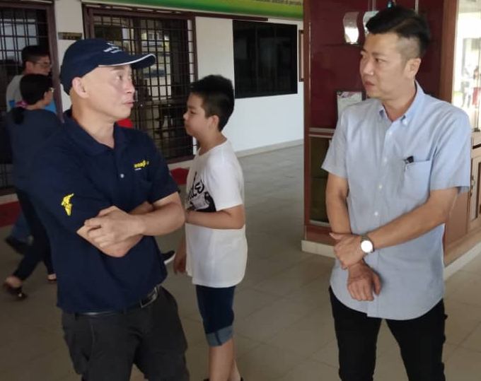 黄国兴（右）及吴先生为考获4A4B的孩子上诉，希望孩子能进入日新中学。