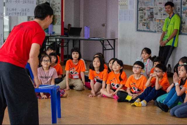 演员考验环节：俊侪总导演引导孩子们用眼神表示要出来尝试，并非举手。